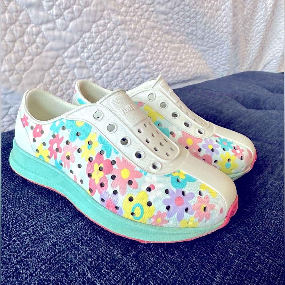 Adorable Native toddler girls shoes (C8)